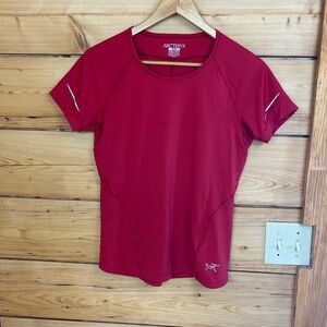 Arc'teryx Women's Small Red Short Sleeve Tee Work Out‎ Exercise Hiking Running